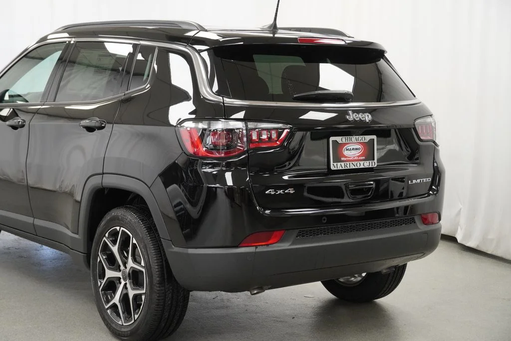 New 2026 Diamond Black Crystal Pearl-Coat Exterior Paint Jeep Limited image 15