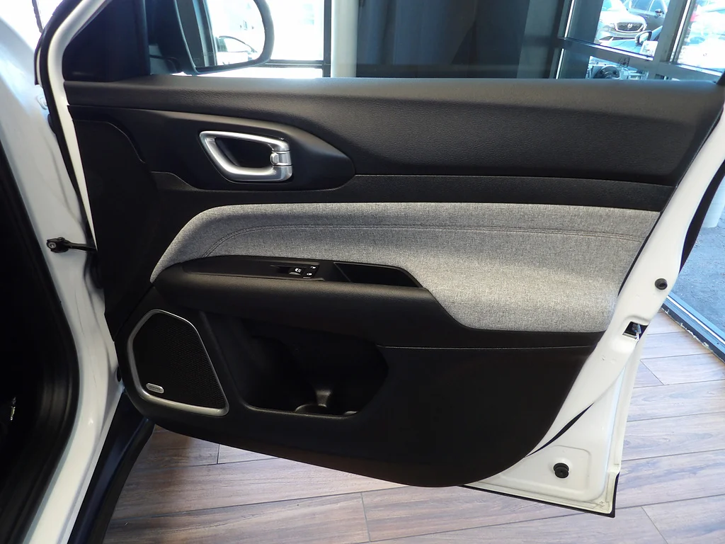 Used 2024 Bright White Clear Coat Jeep Latitude Lux image 12