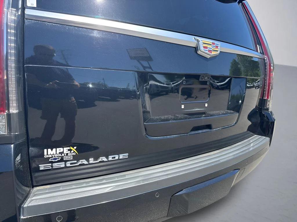 Used 2018  Cadillac Premium Luxury image 38