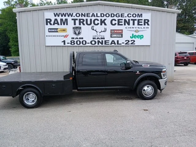 New 2026 Diamond Black Crystal Pearl-Coat Exterior Paint RAM Tradesman image 2