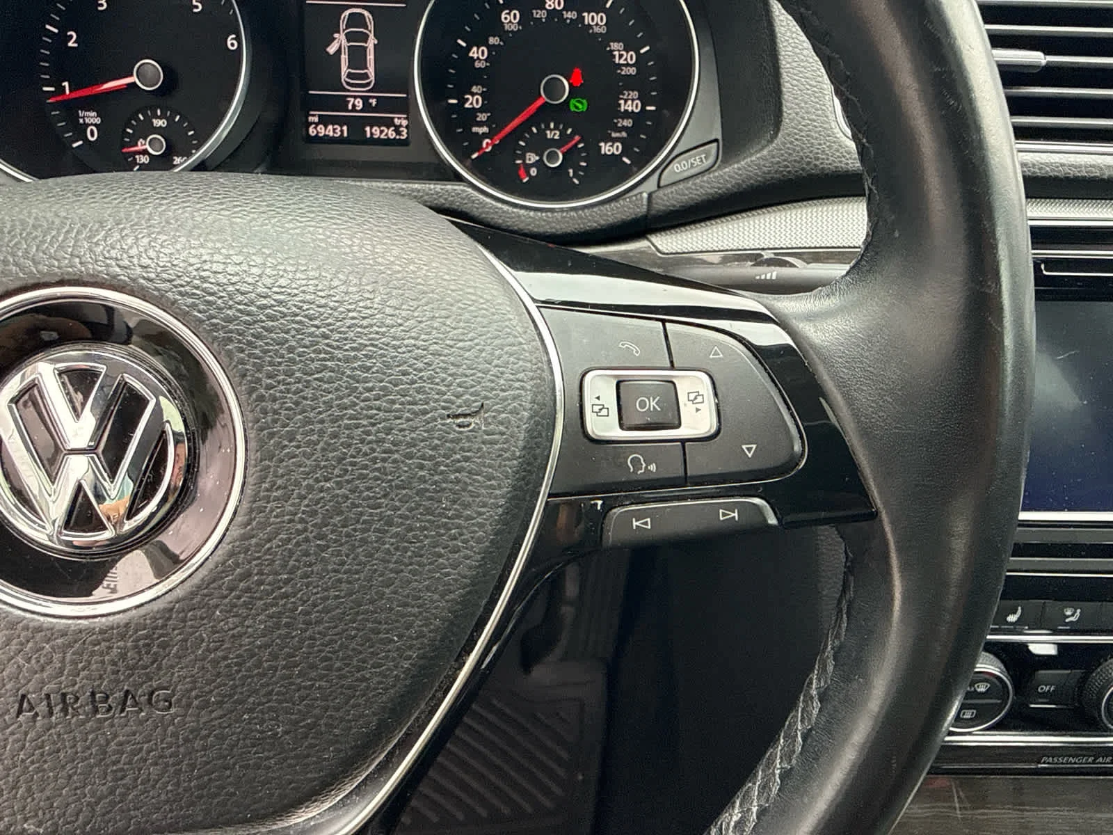 Used 2018 Reflex Silver Metallic Volkswagen 2.0T SE image 11