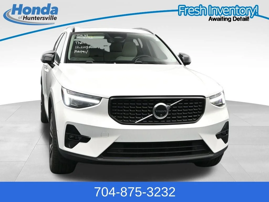 2025 Volvo XC40 B5 Plus Dark AWD's photo