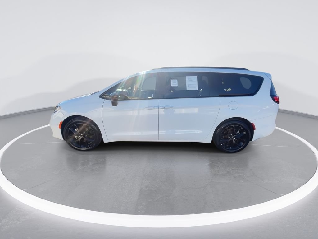Used 2025 White Chrysler Limited image 5
