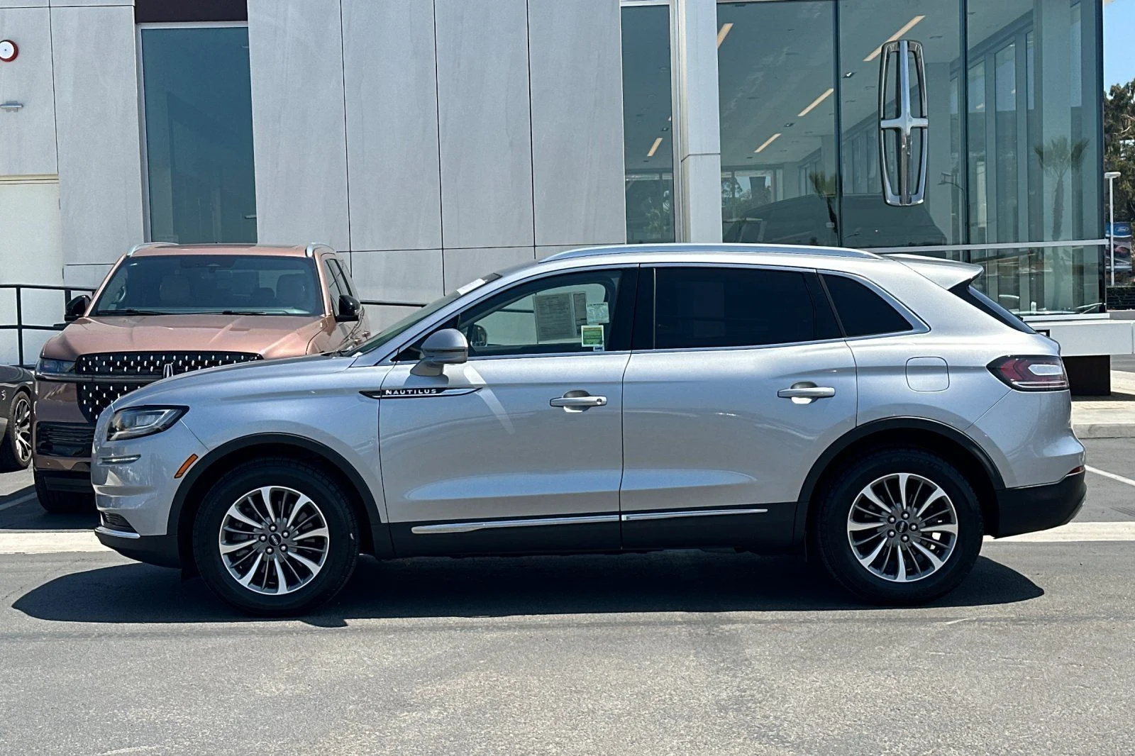 Used 2022 Silver Lincoln Standard image 6