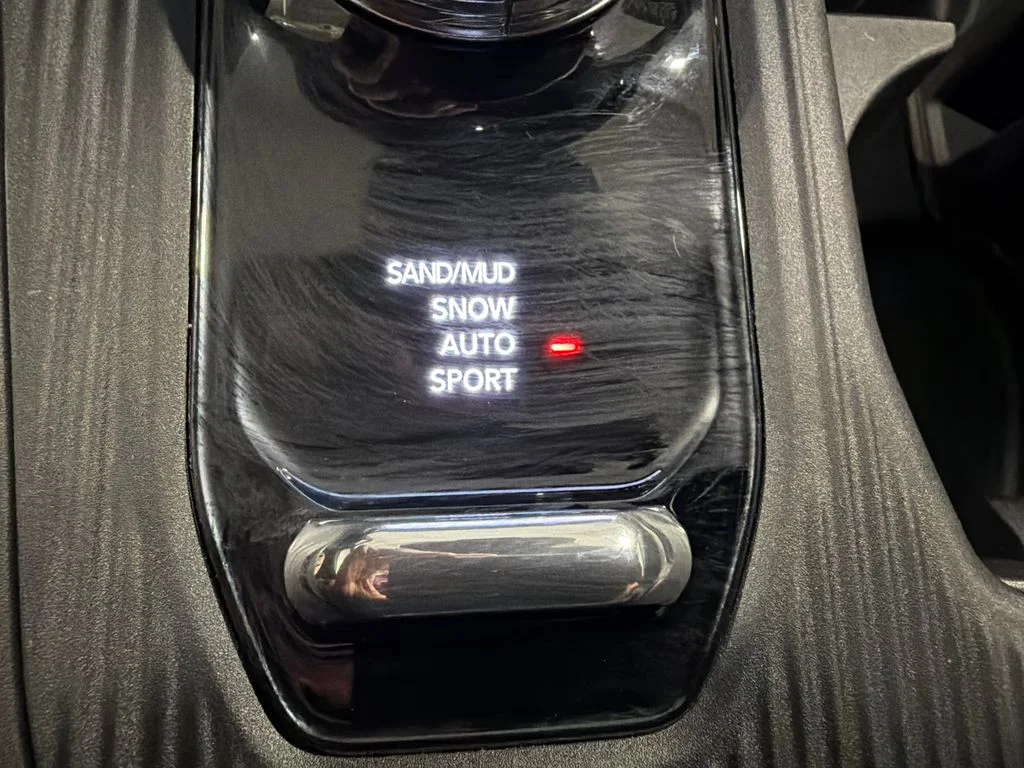 New 2026 Diamond Black Crystal Pearl-Coat Exterior Paint Jeep Laredo image 31
