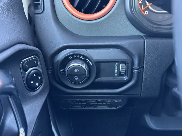 Used 2025 White Jeep Mojave image 28