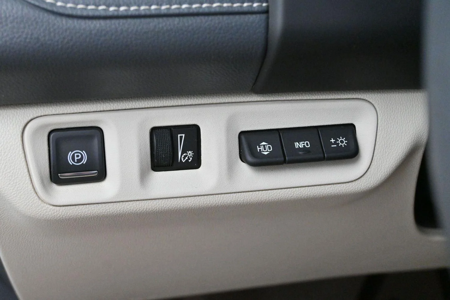 Used 2023 White Frost Tricoat GMC Denali image 31