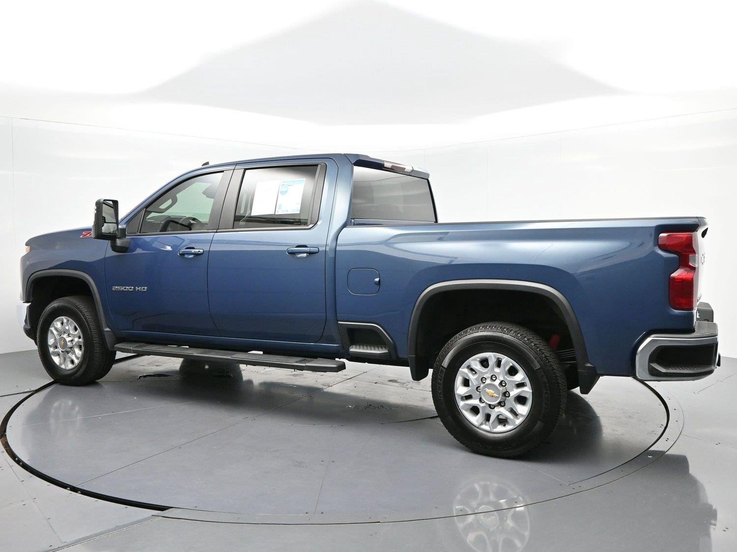 Used 2026 Lakeshore Blue Metallic Chevrolet LT image 8