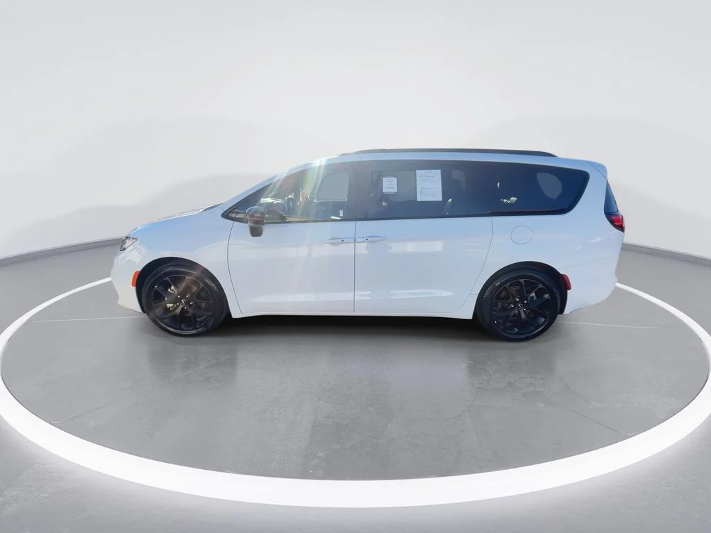 Used 2025 White Chrysler Limited image 5