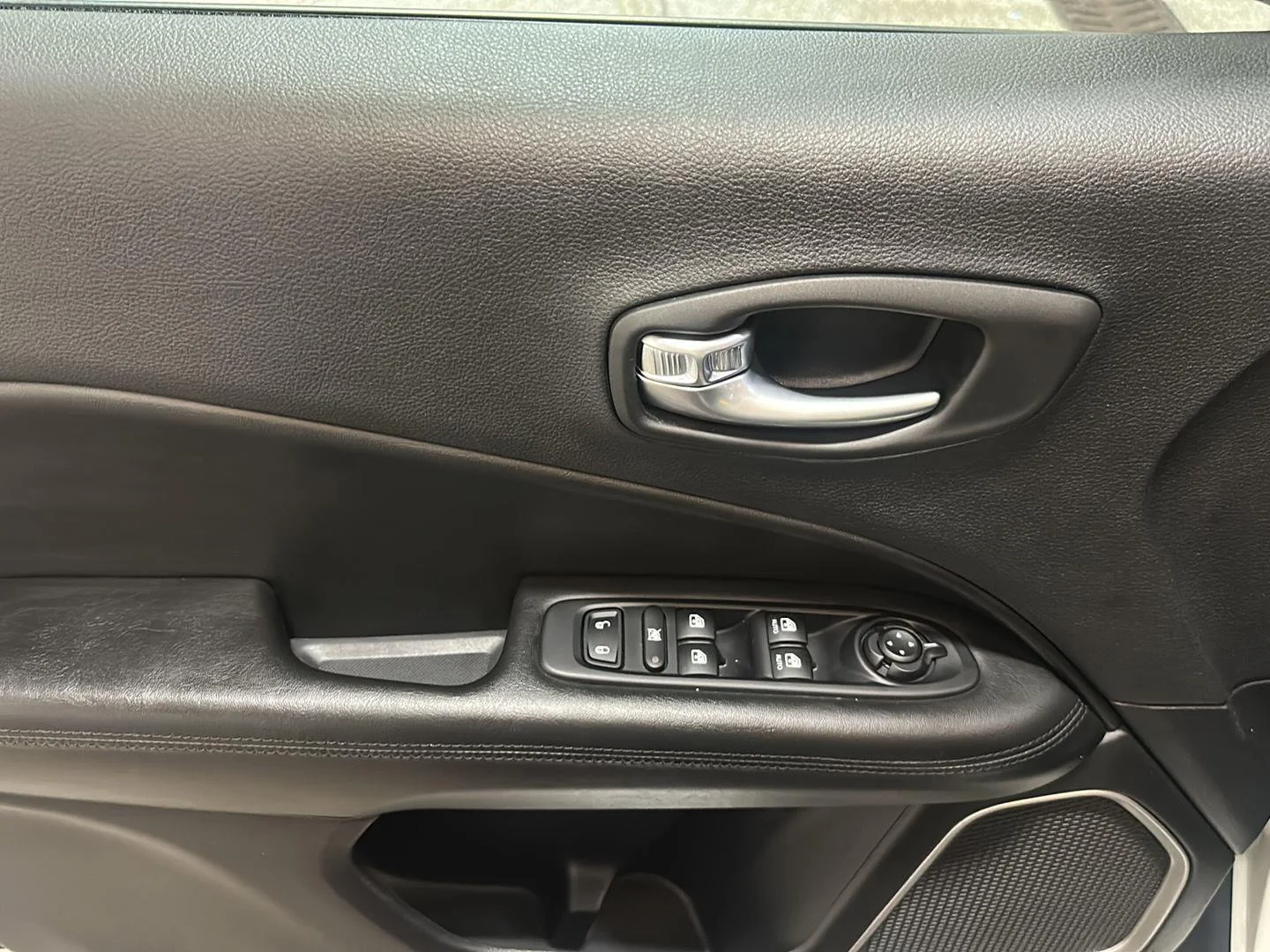 Used 2019 White Clearcoat Jeep Altitude image 15