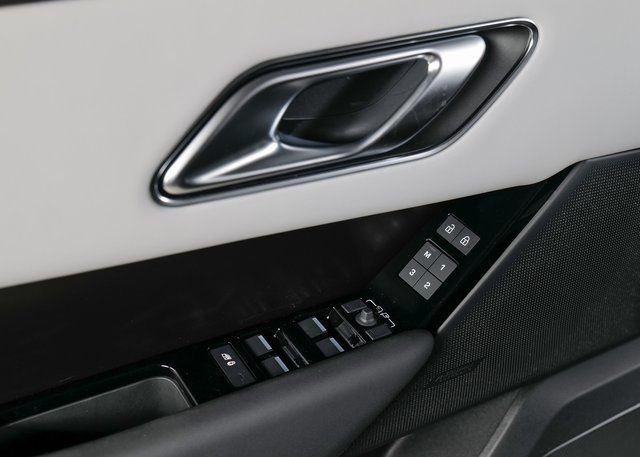 New 2026 Santorini Black Land Rover Dynamic SE image 25