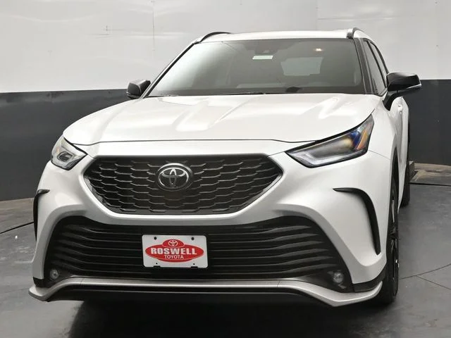 New 2026 Wind Chill Pearl <sup>1</sup> Toyota  XSE image 3
