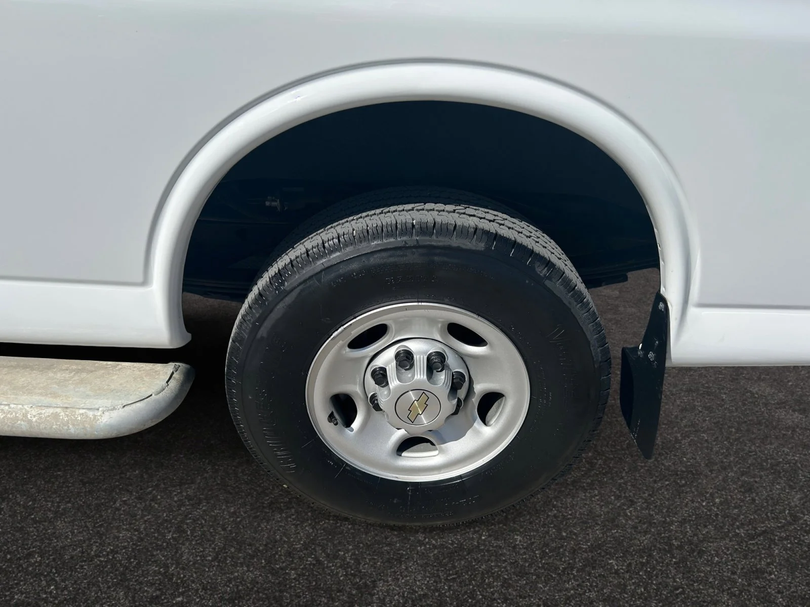 Used 2024 White Chevrolet  image 9