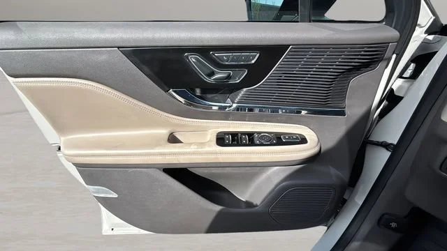 Used 2022 White Lincoln Standard image 17
