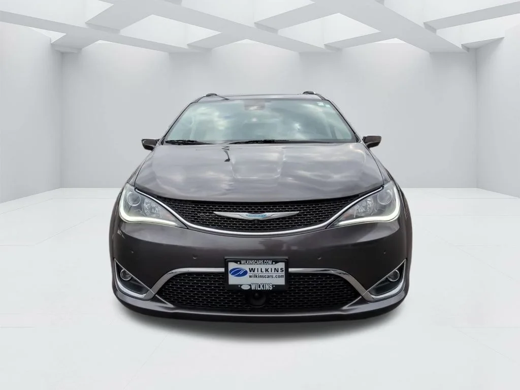 Used 2020 Crystal Metallic Chrysler Limited image 10