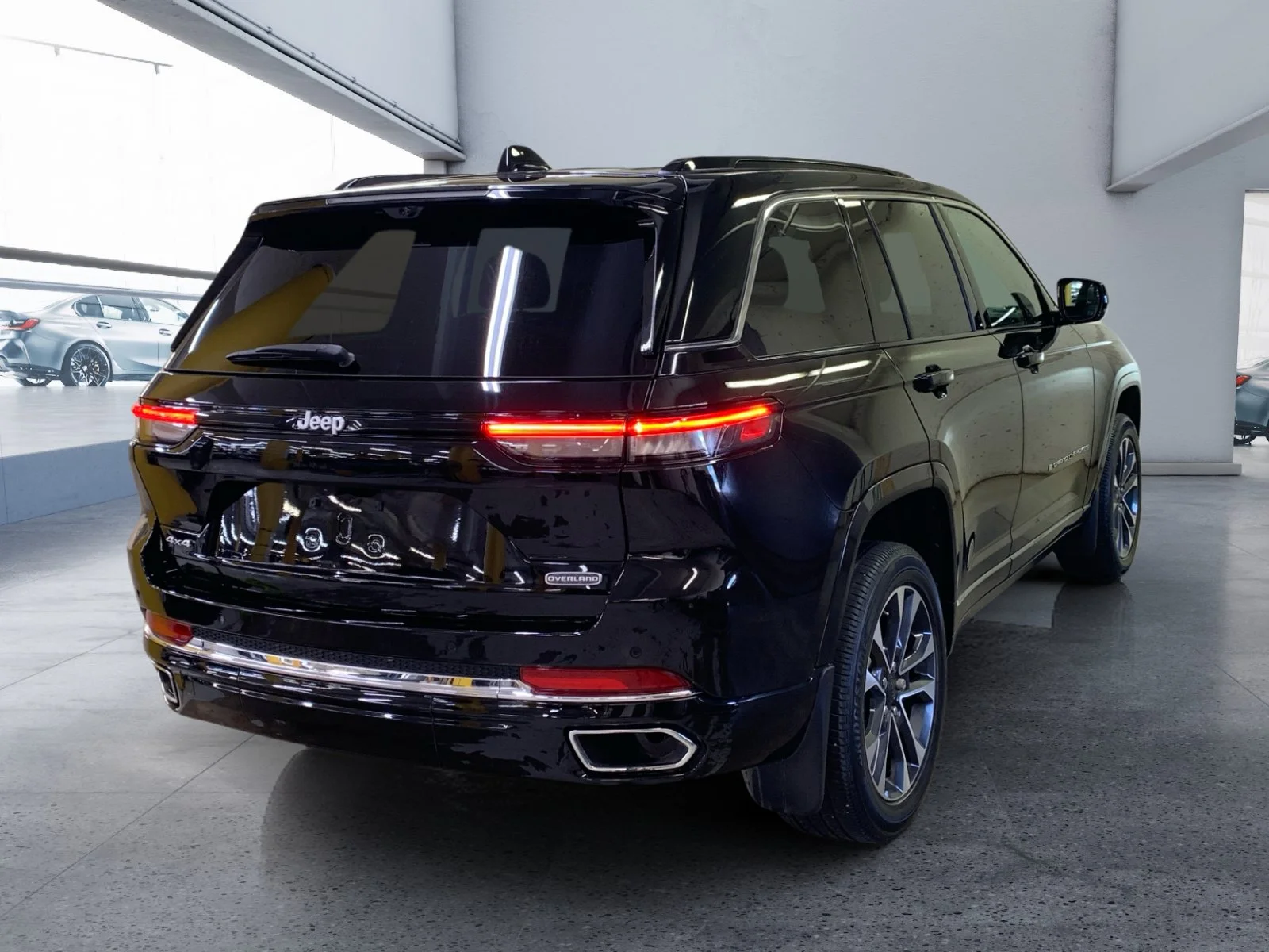 Used 2025 Diamond Black Crystal Pearl Jeep Overland image 5