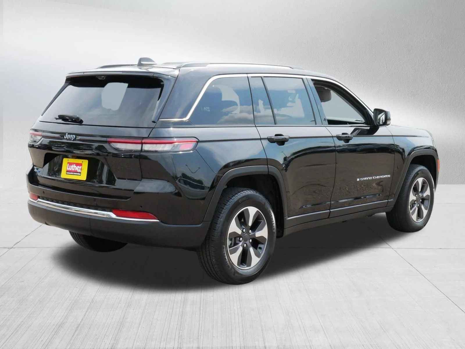 Used 2023 Diamond Black Crystal Pearlcoat Jeep  image 7