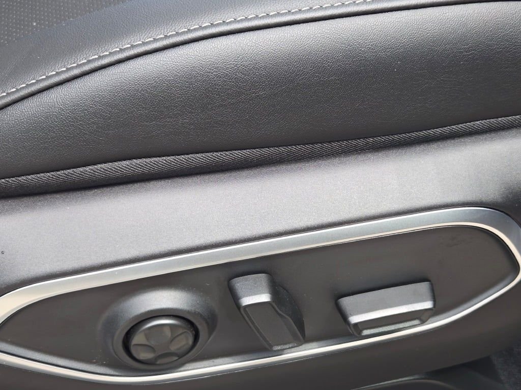 New 2026 Bright White Clear-Coat Exterior Paint Jeep Limited Altitude image 6