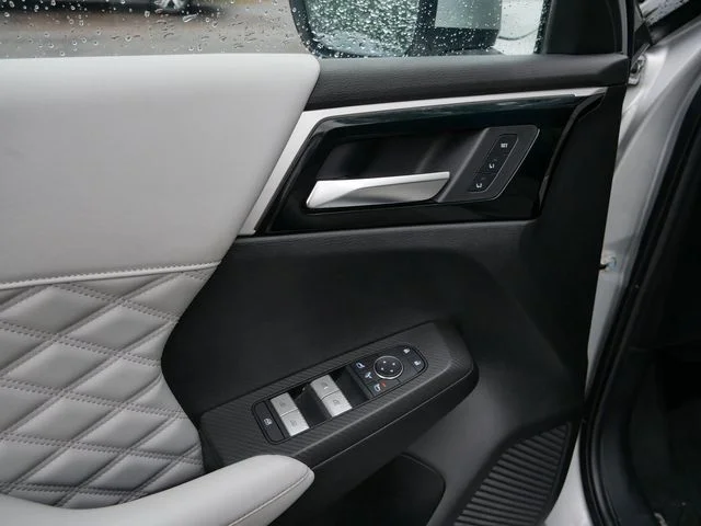 Used 2022 Alloy Silver Metallic Mitsubishi SEL image 15