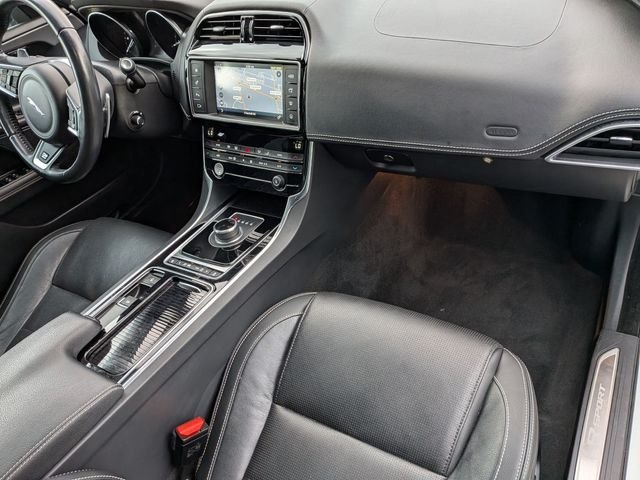 Used 2018 White Jaguar 25t R-Sport image 28