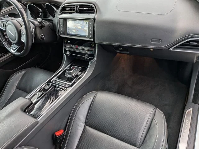 Used 2018 White Jaguar 25t R-Sport image 28