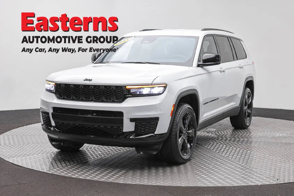 Used 2023 White Jeep Altitude image 1