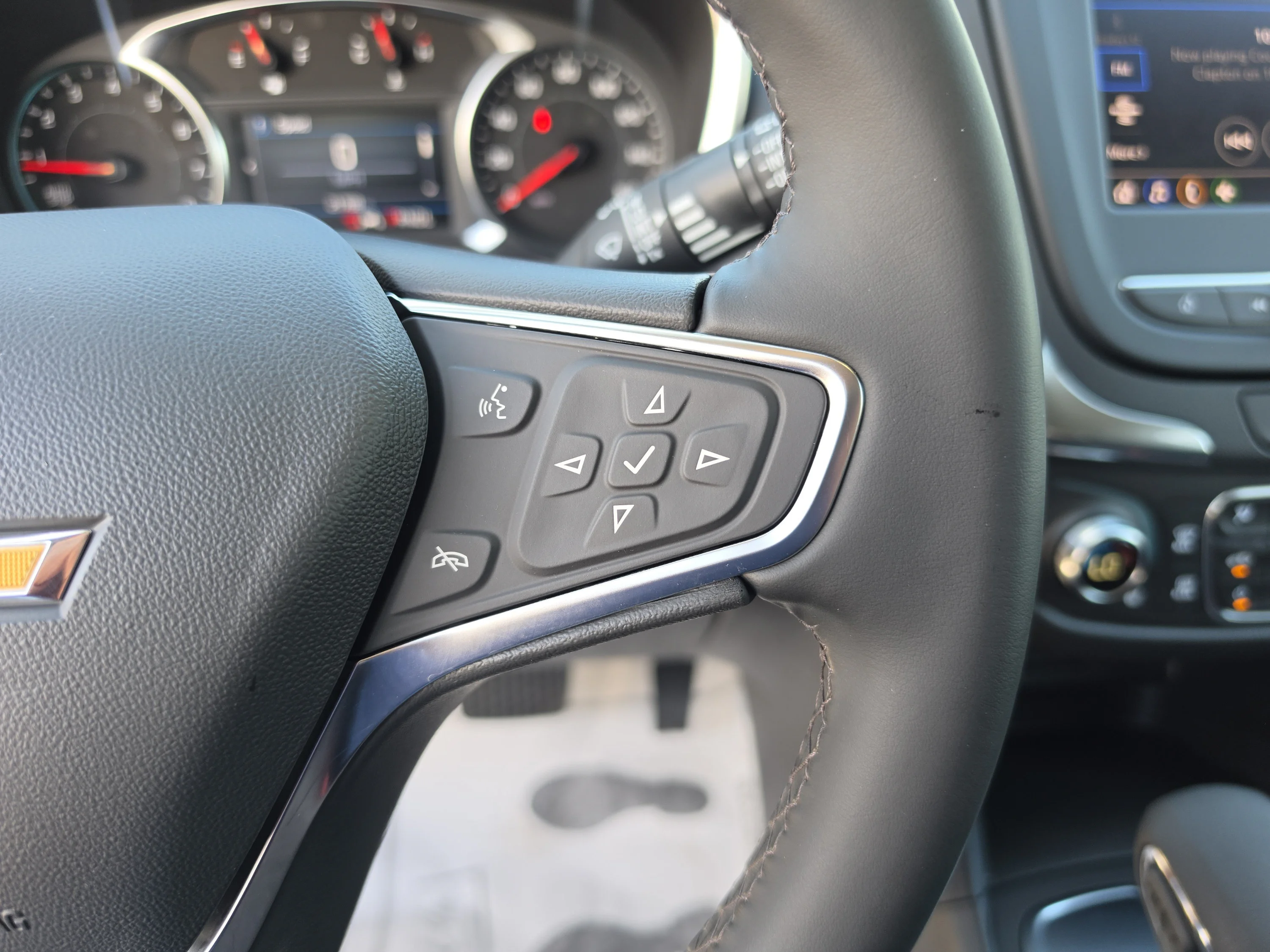 Used 2024 Summit White Chevrolet LT image 34