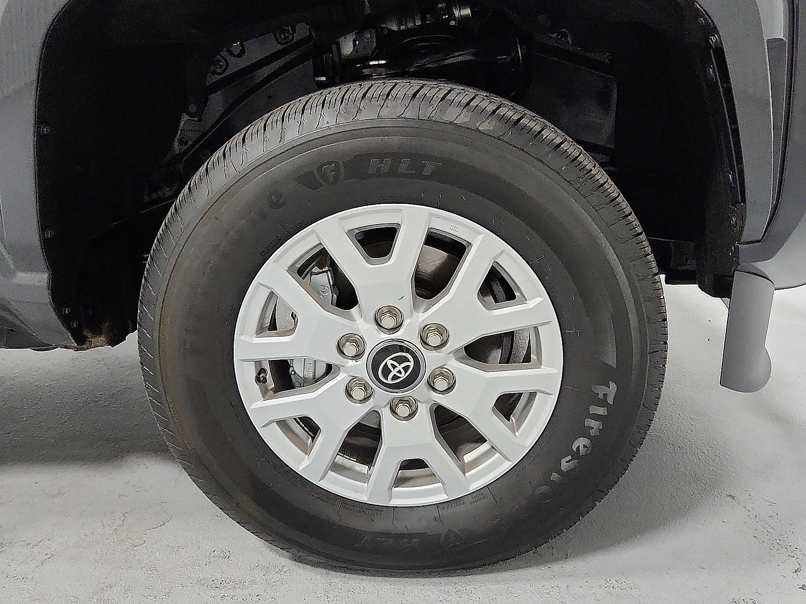 2025 Toyota Tacoma SR5 - Photo 17
