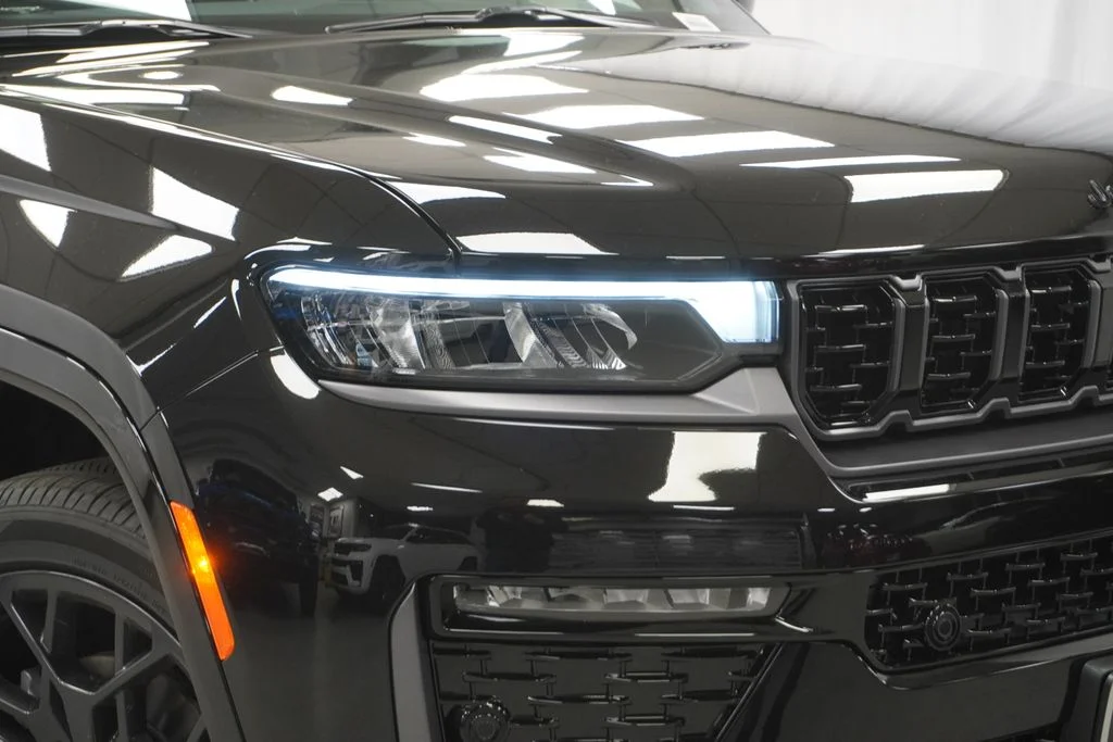 New 2026 Diamond Black Crystal Pearl-Coat Exterior Paint Jeep Summit image 5