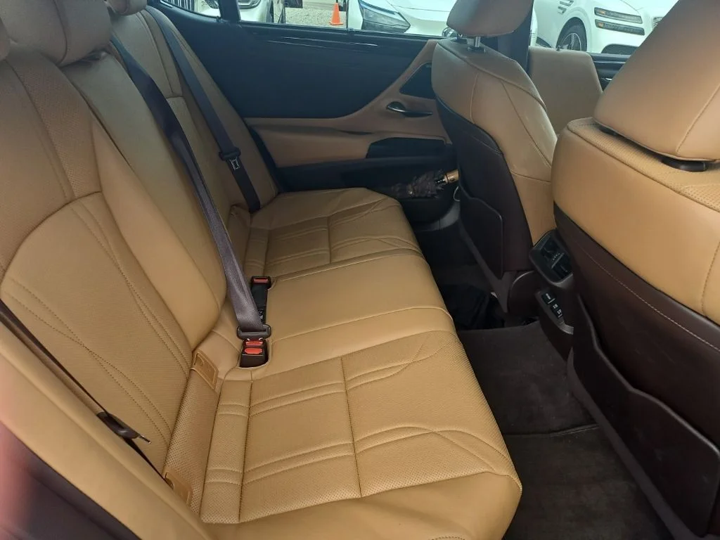 Certified Used 2020 EMINENT WHITE PEARL Lexus 300h Ultra Luxury image 15