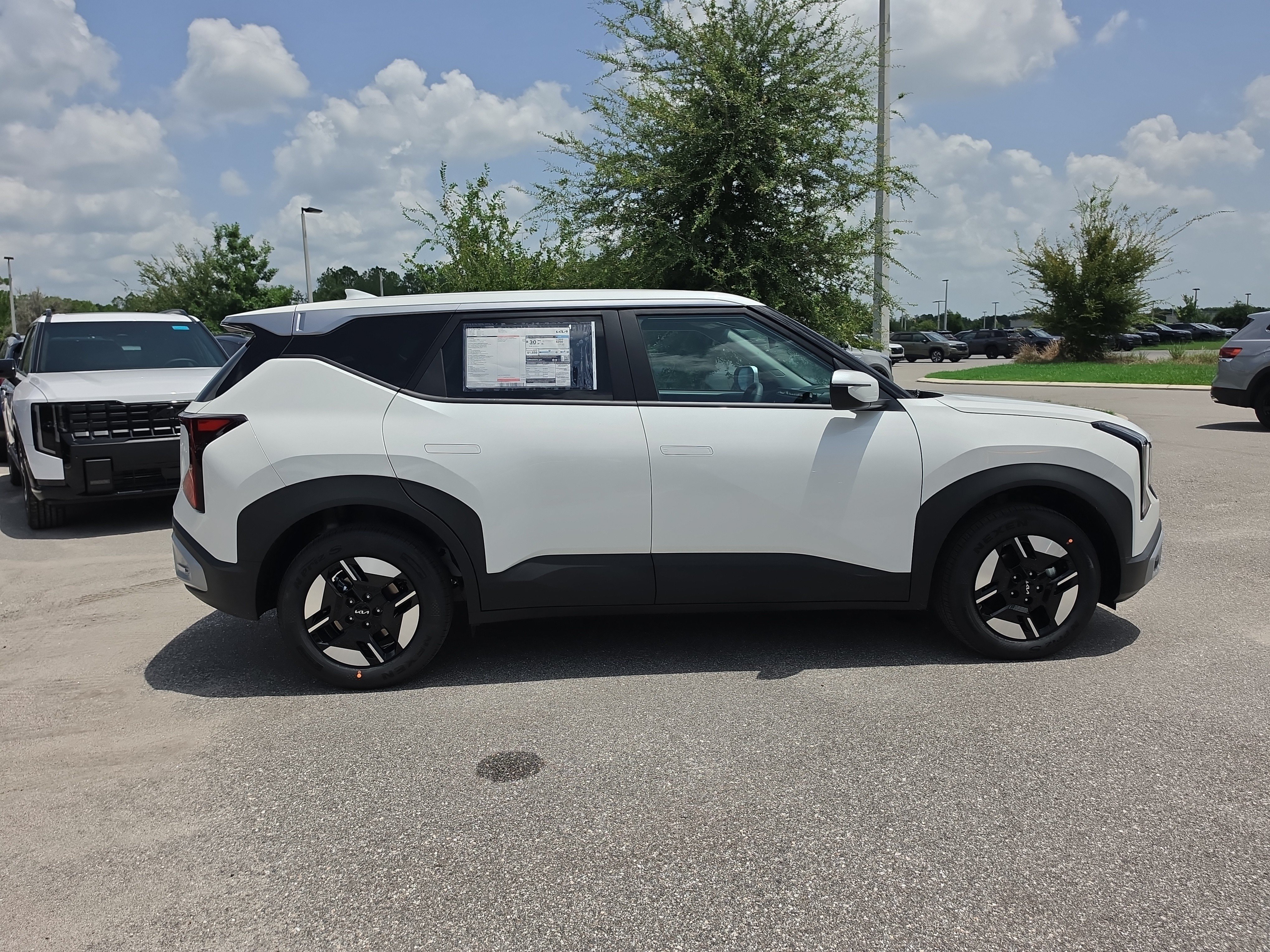 New 2027 Snow White Pearl Kia LX image 9