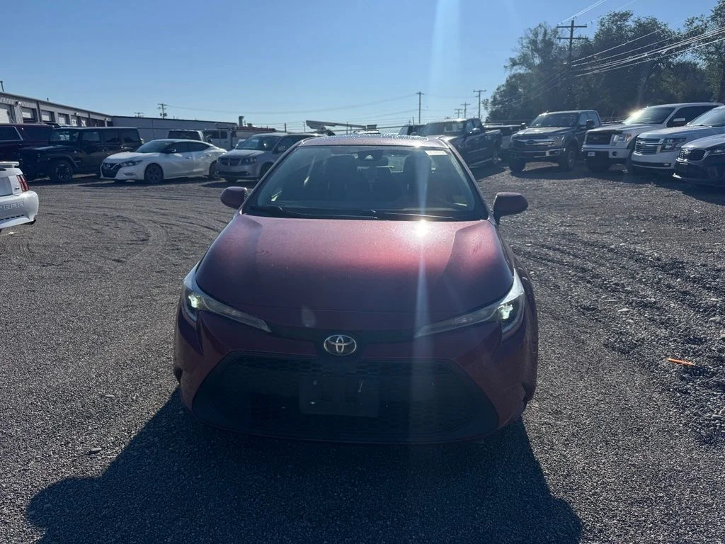 Used 2022 Pearl Toyota LE image 3