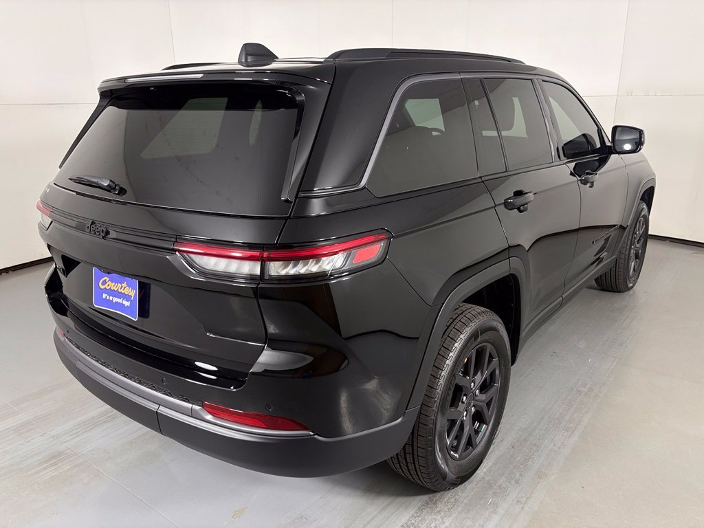 New 2027 High-Gloss Black Paint Jeep Altitude image 8
