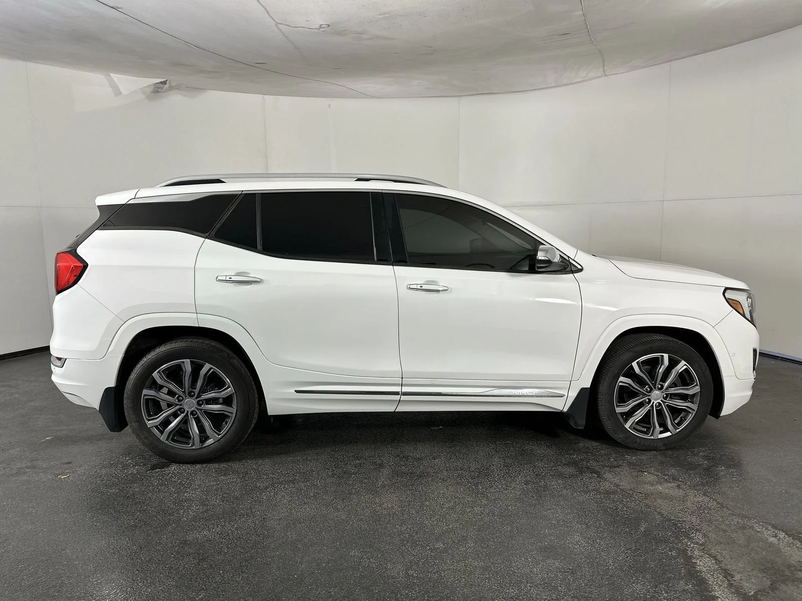 Used 2018 White GMC Denali image 9