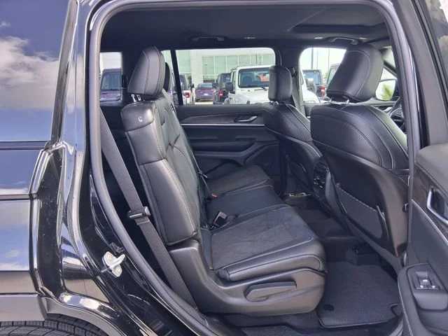 New 2026 Diamond Black Crystal Pearl-Coat Exterior Paint Jeep Altitude image 24