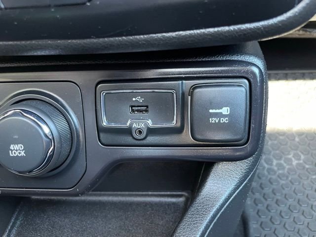 Used 2018 Jetset Blue Jeep Latitude image 21
