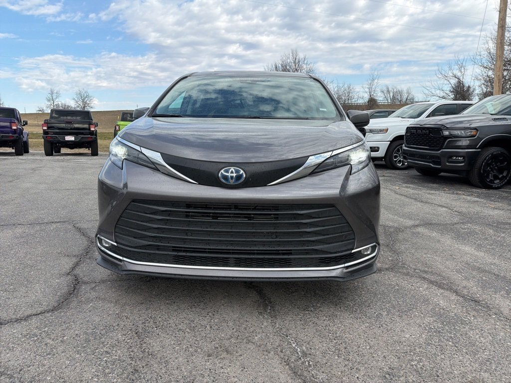 Used 2024 Toyota Sienna XLE with VIN 5TDYRKEC1RS193177 for sale in Kansas City
