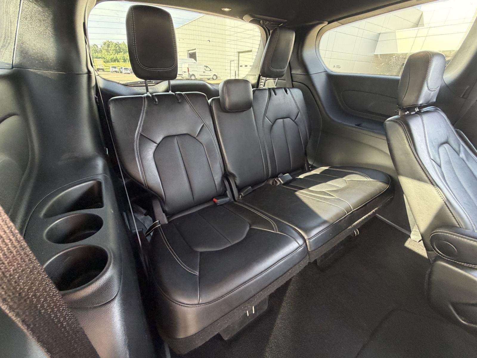 Used 2025 Diamond Black Crystal Pearlcoat Chrysler Select image 20