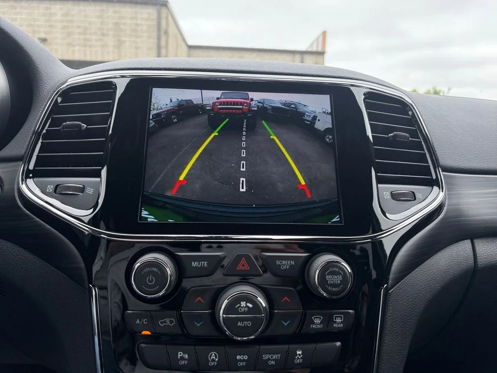 Used 2020 Black Jeep Laredo image 18