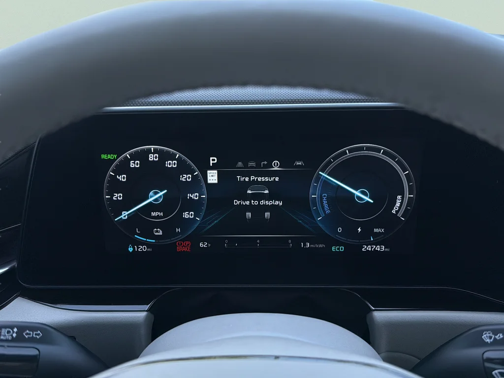 Used 2023 Snow White Pearl Kia Wave image 12