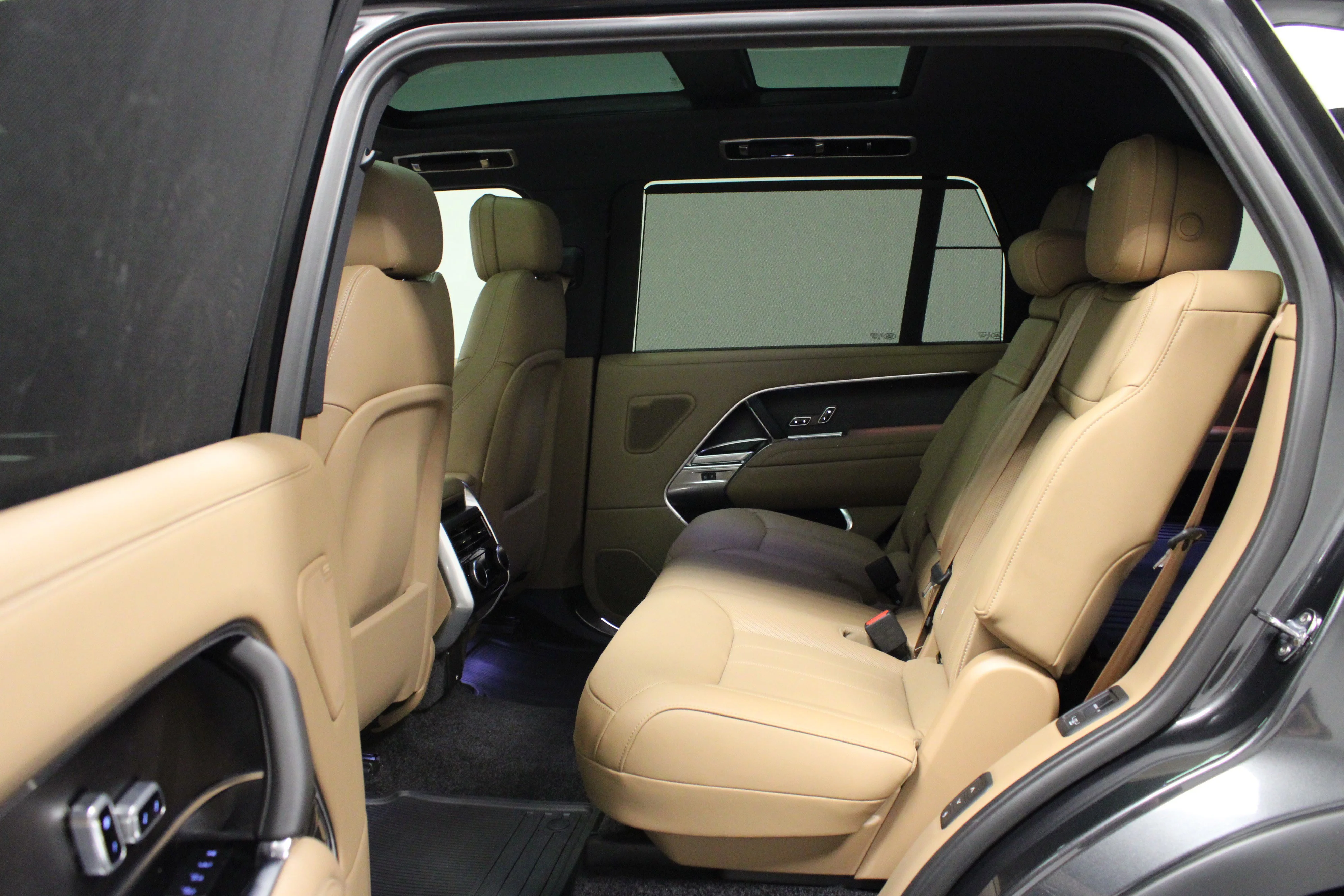 Used 2025 Carpathian Grey Premium Metallic Land Rover SE image 13