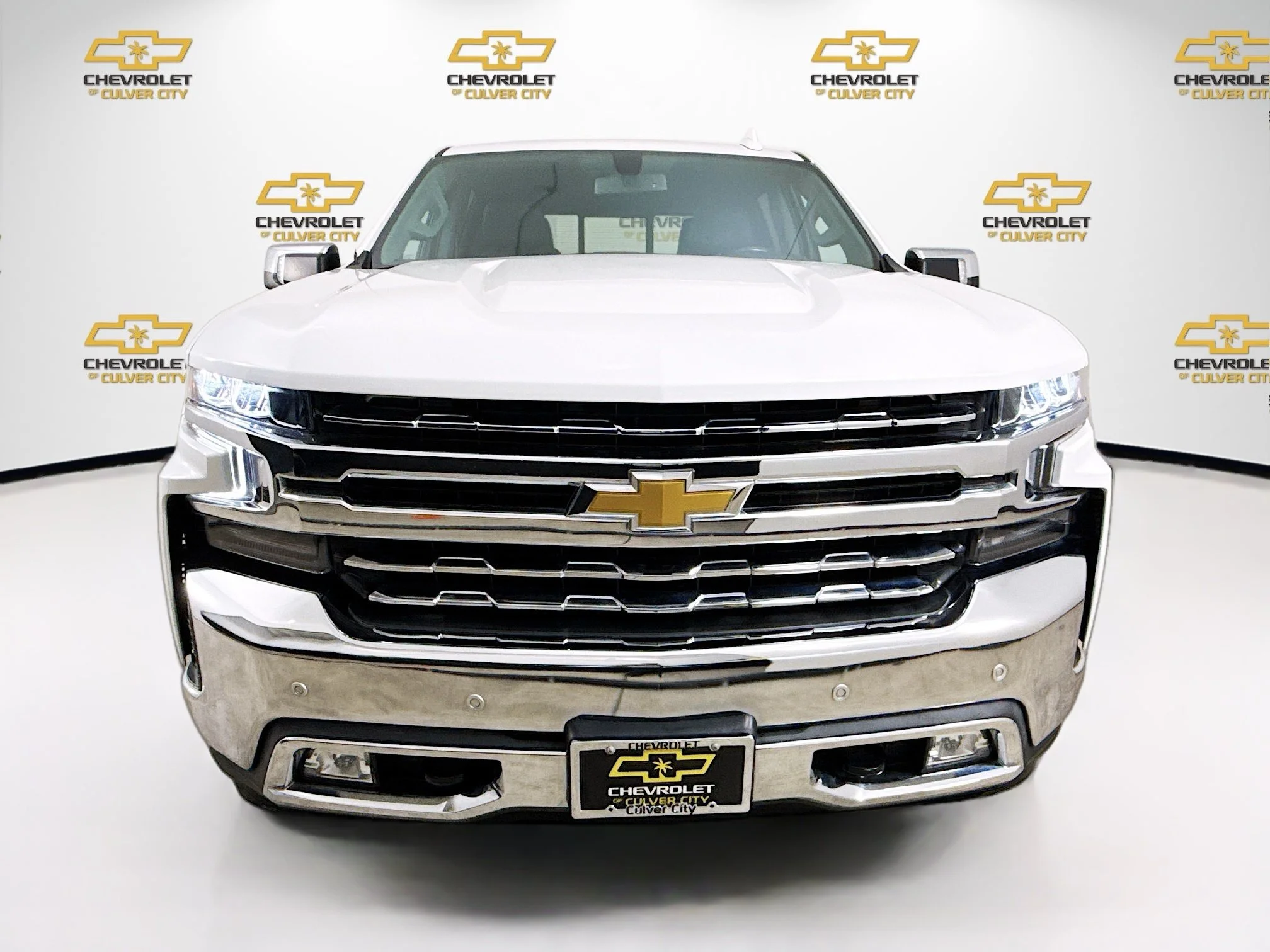 Used 2022 Iridescent Pearl Tricoat Chevrolet LTZ image 2