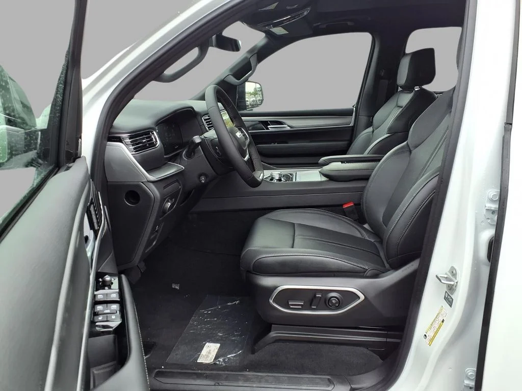 New 2026 Bright White Clear-Coat Exterior Paint Jeep Limited Altitude image 24