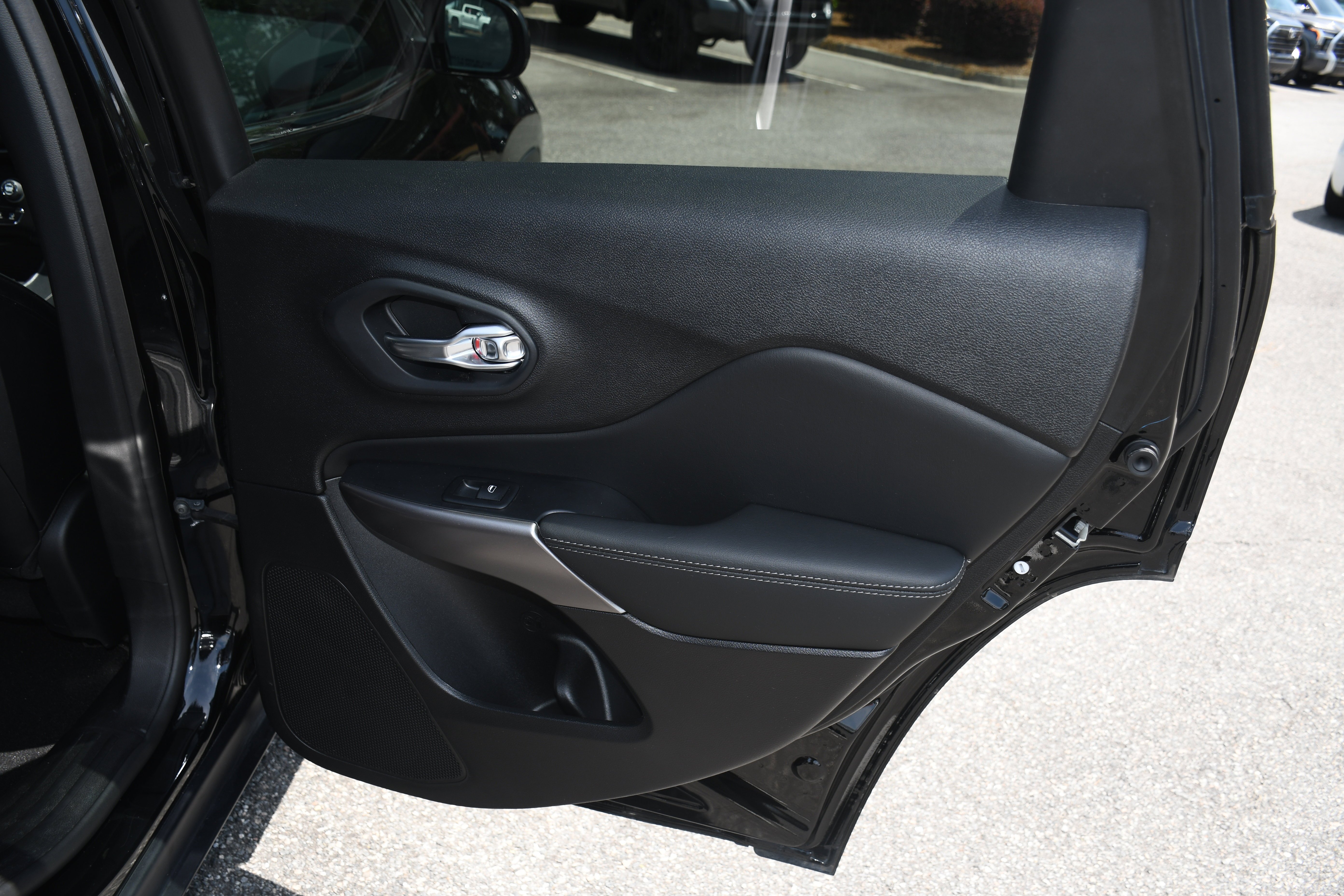 Used 2022 Black Jeep Latitude Lux image 18