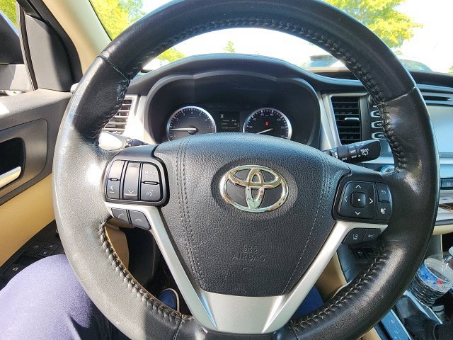 Used 2017 Blue Toyota XLE image 36
