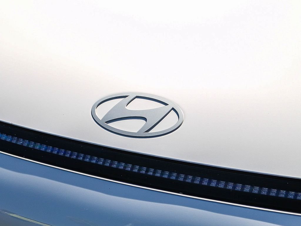 Used 2024 White Hyundai SEL image 5