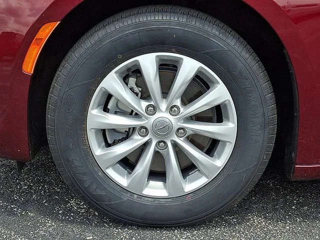 Used 2018 Red Chrysler Touring Plus image 8