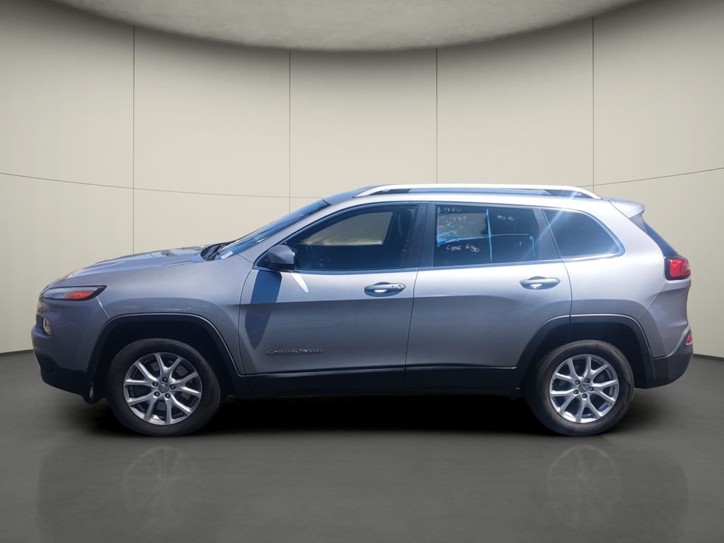 Used 2018 Silver Jeep Latitude Plus image 4