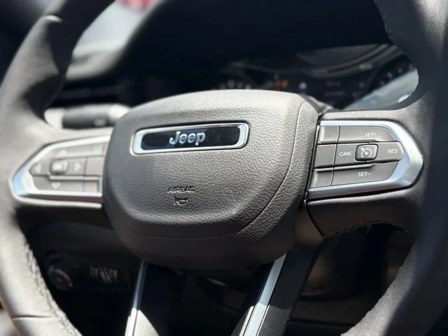 New 2026 Hydro Blue Pearl-Coat Exterior Paint Jeep Latitude image 24