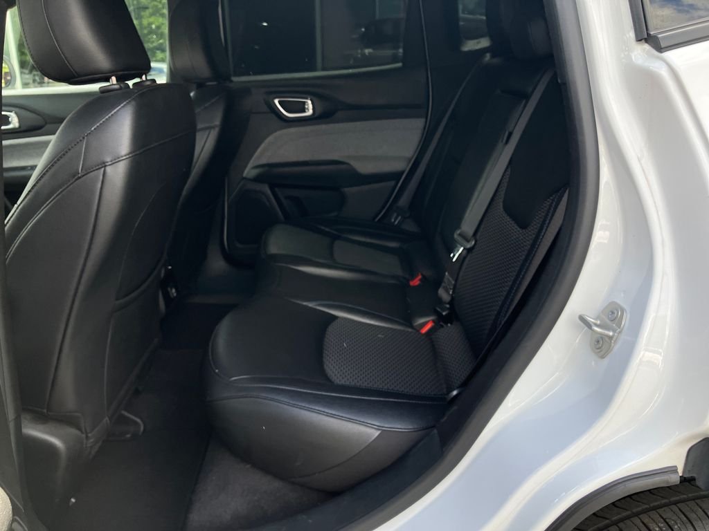 Used 2024 White/off-white Jeep Latitude image 29
